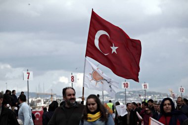 Türk ve parti bayrağını yöneten AK Parti 'nin taraftarları, Istanbul 'da yapılan bir seçim mitingi sırasında Başbakan Ahmet Davutoğlu 'Nu dinler, 25 Ekim 2015