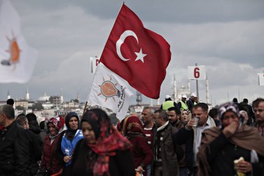 Türk ve parti bayrağını yöneten AK Parti 'nin taraftarları, Istanbul 'da yapılan bir seçim mitingi sırasında Başbakan Ahmet Davutoğlu 'Nu dinler, 25 Ekim 2015