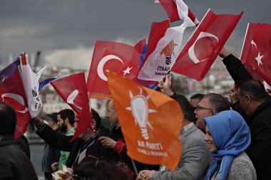 Türk ve parti bayrağını yöneten AK Parti 'nin taraftarları, Istanbul 'da yapılan bir seçim mitingi sırasında Başbakan Ahmet Davutoğlu 'Nu dinler, 25 Ekim 2015