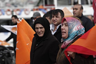 Türk ve parti bayrağını yöneten AK Parti 'nin taraftarları, Istanbul 'da yapılan bir seçim mitingi sırasında Başbakan Ahmet Davutoğlu 'Nu dinler, 25 Ekim 2015