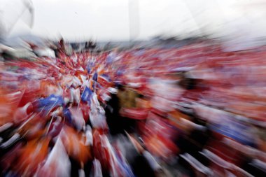 Türk ve parti bayrağını yöneten AK Parti 'nin taraftarları, Istanbul 'da yapılan bir seçim mitingi sırasında Başbakan Ahmet Davutoğlu 'Nu dinler, 25 Ekim 2015