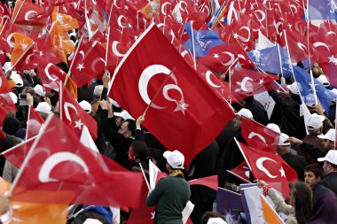 Türk ve parti bayrağını yöneten AK Parti 'nin taraftarları, Istanbul 'da yapılan bir seçim mitingi sırasında Başbakan Ahmet Davutoğlu 'Nu dinler, 25 Ekim 2015