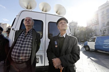 Emekliler bir gösteride yer alır, Atina 'da emeklilik kesintileri ve yeni hükümet önlemlerini protesto etmek için, 26 Kasım 'da Yunanistan, 2015