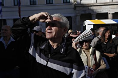 Emekliler bir gösteride yer alır, Atina 'da emeklilik kesintileri ve yeni hükümet önlemlerini protesto etmek için, 26 Kasım 'da Yunanistan, 2015