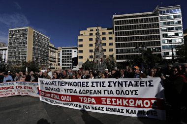 Emekliler bir gösteride yer alır, Atina 'da emeklilik kesintileri ve yeni hükümet önlemlerini protesto etmek için, 26 Kasım 'da Yunanistan, 2015