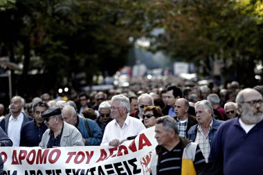 Emekliler bir gösteride yer alır, Atina 'da emeklilik kesintileri ve yeni hükümet önlemlerini protesto etmek için, 26 Kasım 'da Yunanistan, 2015