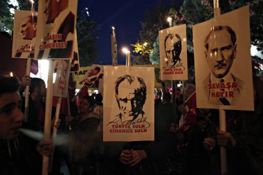 Istanbul Cumhuriyet Bayramı 'nın 92th yıldönümünü alan bir yürüyüş sırasında modern Türkiye 'nin kurucusu Mustafa Kemal Atatürk 'ün meşaleleri ve posterleri, 29 Ekim 2015 tarihinde Türkiye 'de