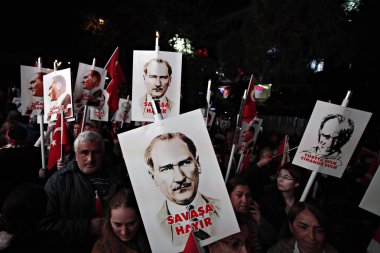 Istanbul Cumhuriyet Bayramı 'nın 92th yıldönümünü alan bir yürüyüş sırasında modern Türkiye 'nin kurucusu Mustafa Kemal Atatürk 'ün meşaleleri ve posterleri, 29 Ekim 2015 tarihinde Türkiye 'de