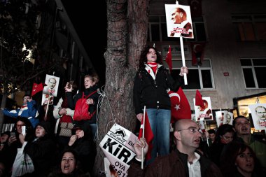 Istanbul Cumhuriyet Bayramı 'nın 92th yıldönümünü alan bir yürüyüş sırasında modern Türkiye 'nin kurucusu Mustafa Kemal Atatürk 'ün meşaleleri ve posterleri, 29 Ekim 2015 tarihinde Türkiye 'de