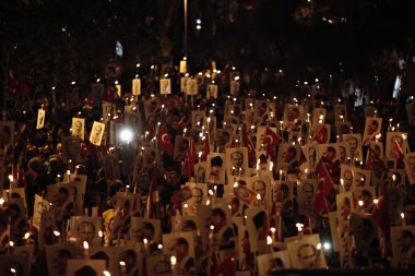 Istanbul Cumhuriyet Bayramı 'nın 92th yıldönümünü alan bir yürüyüş sırasında modern Türkiye 'nin kurucusu Mustafa Kemal Atatürk 'ün meşaleleri ve posterleri, 29 Ekim 2015 tarihinde Türkiye 'de