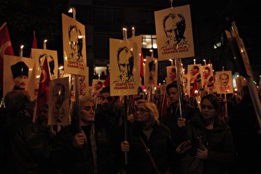 Istanbul Cumhuriyet Bayramı 'nın 92th yıldönümünü alan bir yürüyüş sırasında modern Türkiye 'nin kurucusu Mustafa Kemal Atatürk 'ün meşaleleri ve posterleri, 29 Ekim 2015 tarihinde Türkiye 'de