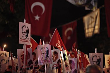 Istanbul Cumhuriyet Bayramı 'nın 92th yıldönümünü alan bir yürüyüş sırasında modern Türkiye 'nin kurucusu Mustafa Kemal Atatürk 'ün meşaleleri ve posterleri, 29 Ekim 2015 tarihinde Türkiye 'de