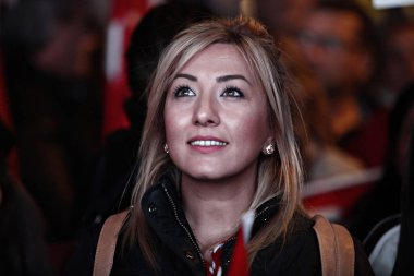 Istanbul Cumhuriyet Bayramı 'nın 92th yıldönümünü alan bir yürüyüş sırasında modern Türkiye 'nin kurucusu Mustafa Kemal Atatürk 'ün meşaleleri ve posterleri, 29 Ekim 2015 tarihinde Türkiye 'de