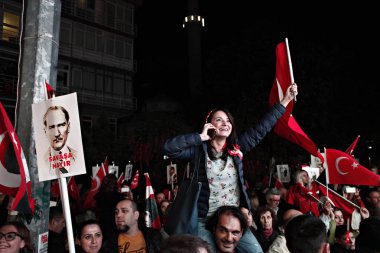 Istanbul Cumhuriyet Bayramı 'nın 92th yıldönümünü alan bir yürüyüş sırasında modern Türkiye 'nin kurucusu Mustafa Kemal Atatürk 'ün meşaleleri ve posterleri, 29 Ekim 2015 tarihinde Türkiye 'de