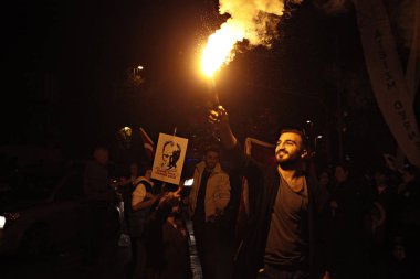 Istanbul Cumhuriyet Bayramı 'nın 92th yıldönümünü alan bir yürüyüş sırasında modern Türkiye 'nin kurucusu Mustafa Kemal Atatürk 'ün meşaleleri ve posterleri, 29 Ekim 2015 tarihinde Türkiye 'de