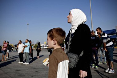 Göçmen ve mülteciler Piraeus Pire limanında geliş sonra bir feribottan karaya, Yunanistan Ağustos 31, 2015