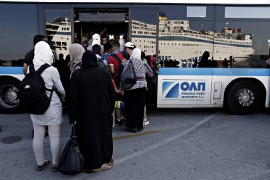 Göçmen ve mülteciler Piraeus Pire limanında geliş sonra bir feribottan karaya, Yunanistan Ağustos 31, 2015