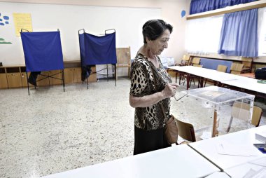 Atina 'da Yunan referandum sırasında bir oy İstasyonu, 5 Temmuz 'da Yunanistan, 2015