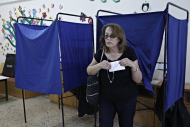 Atina 'da Yunan referandum sırasında bir oy İstasyonu, 5 Temmuz 'da Yunanistan, 2015