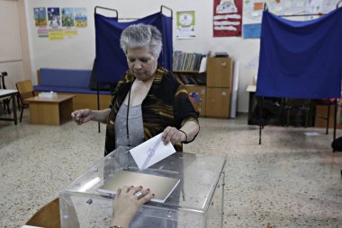 Atina 'da Yunan referandum sırasında bir oy İstasyonu, 5 Temmuz 'da Yunanistan, 2015