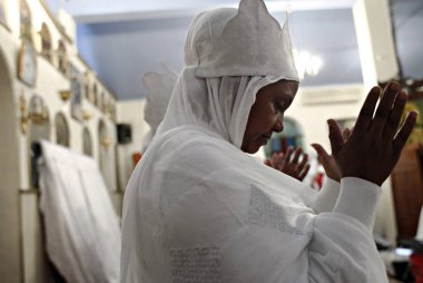 Hıristiyan Etiyopyalılar Atina 'da Ortodoks Noel arifesinde bir gece yarısı kitle yer almak, Ocak ayında Yunanistan 6, 2015. 