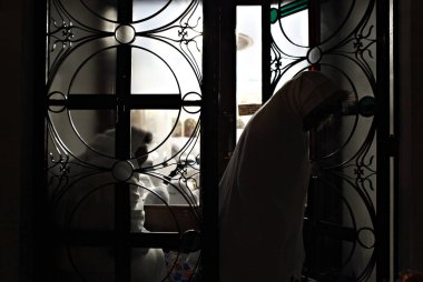 Hıristiyan Etiyopyalılar Atina 'da Ortodoks Noel arifesinde bir gece yarısı kitle yer almak, Ocak ayında Yunanistan 6, 2015. 