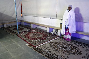 Hıristiyan Etiyopyalılar Atina 'da Ortodoks Noel arifesinde bir gece yarısı kitle yer almak, Ocak ayında Yunanistan 6, 2015. 
