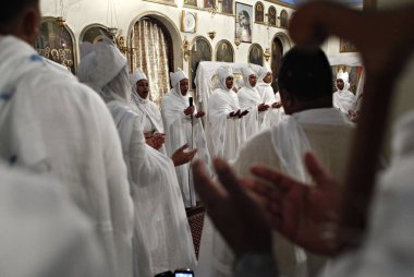 Hıristiyan Etiyopyalılar Atina 'da Ortodoks Noel arifesinde bir gece yarısı kitle yer almak, Ocak ayında Yunanistan 6, 2015. 