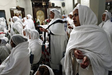 Hıristiyan Etiyopyalılar Atina 'da Ortodoks Noel arifesinde bir gece yarısı kitle yer almak, Ocak ayında Yunanistan 6, 2015. 
