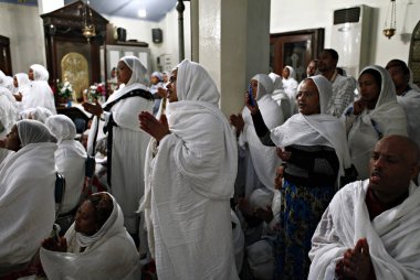 Hıristiyan Etiyopyalılar Atina 'da Ortodoks Noel arifesinde bir gece yarısı kitle yer almak, Ocak ayında Yunanistan 6, 2015. 