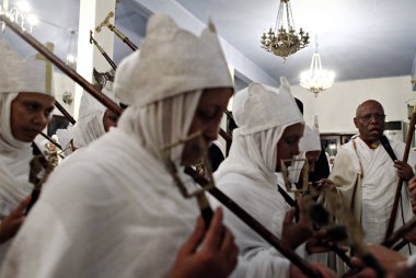 Hıristiyan Etiyopyalılar Atina 'da Ortodoks Noel arifesinde bir gece yarısı kitle yer almak, Ocak ayında Yunanistan 6, 2015. 