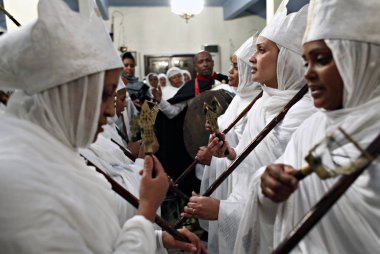 Hıristiyan Etiyopyalılar Atina 'da Ortodoks Noel arifesinde bir gece yarısı kitle yer almak, Ocak ayında Yunanistan 6, 2015. 