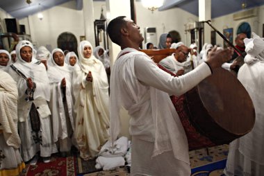 Hıristiyan Etiyopyalılar Atina 'da Ortodoks Noel arifesinde bir gece yarısı kitle yer almak, Ocak ayında Yunanistan 6, 2015. 
