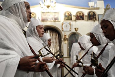 Hıristiyan Etiyopyalılar Atina 'da Ortodoks Noel arifesinde bir gece yarısı kitle yer almak, Ocak ayında Yunanistan 6, 2015. 
