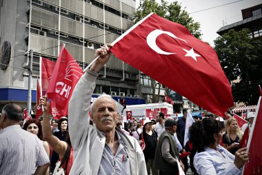 Türkiye 'nin ana muhalefetteki Cumhuriyetçi Halk Partisi (CHP) lideri Kemal Kılıçdaroğlu, 6 Haziran 2015 tarihinde Istanbul 'da yapılan bir seçim mitingi sırasında konuşuyor
