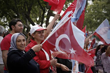 Türkiye 'nin ana muhalefetteki Cumhuriyetçi Halk Partisi (CHP) lideri Kemal Kılıçdaroğlu, 6 Haziran 2015 tarihinde Istanbul 'da yapılan bir seçim mitingi sırasında konuşuyor