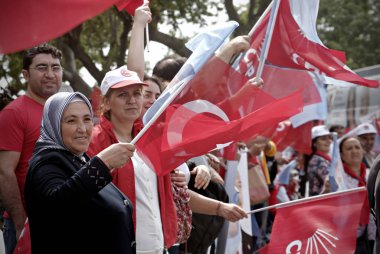 Türkiye 'nin ana muhalefetteki Cumhuriyetçi Halk Partisi (CHP) lideri Kemal Kılıçdaroğlu, 6 Haziran 2015 tarihinde Istanbul 'da yapılan bir seçim mitingi sırasında konuşuyor