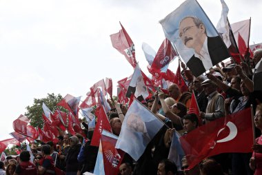 Türkiye 'nin ana muhalefetteki Cumhuriyetçi Halk Partisi (CHP) lideri Kemal Kılıçdaroğlu, 6 Haziran 2015 tarihinde Istanbul 'da yapılan bir seçim mitingi sırasında konuşuyor