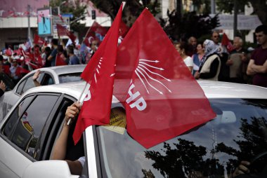 Türkiye 'nin ana muhalefetteki Cumhuriyetçi Halk Partisi (CHP) lideri Kemal Kılıçdaroğlu, 6 Haziran 2015 tarihinde Istanbul 'da yapılan bir seçim mitingi sırasında konuşuyor