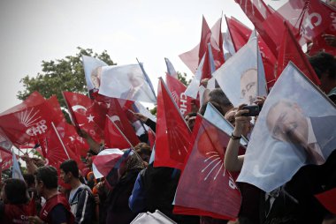 Türkiye 'nin ana muhalefetteki Cumhuriyetçi Halk Partisi (CHP) lideri Kemal Kılıçdaroğlu, 6 Haziran 2015 tarihinde Istanbul 'da yapılan bir seçim mitingi sırasında konuşuyor
