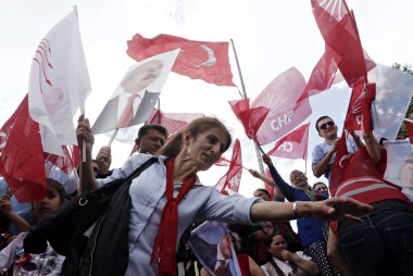 Türkiye 'nin ana muhalefetteki Cumhuriyetçi Halk Partisi (CHP) lideri Kemal Kılıçdaroğlu, 6 Haziran 2015 tarihinde Istanbul 'da yapılan bir seçim mitingi sırasında konuşuyor