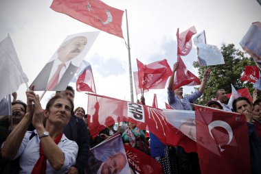 Türkiye 'nin ana muhalefetteki Cumhuriyetçi Halk Partisi (CHP) lideri Kemal Kılıçdaroğlu, 6 Haziran 2015 tarihinde Istanbul 'da yapılan bir seçim mitingi sırasında konuşuyor