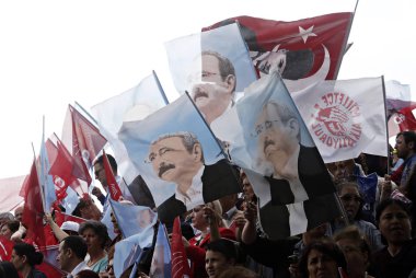Türkiye 'nin ana muhalefetteki Cumhuriyetçi Halk Partisi (CHP) lideri Kemal Kılıçdaroğlu, 6 Haziran 2015 tarihinde Istanbul 'da yapılan bir seçim mitingi sırasında konuşuyor