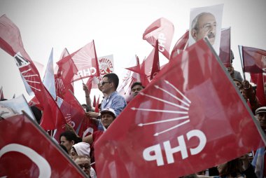 Türkiye 'nin ana muhalefetteki Cumhuriyetçi Halk Partisi (CHP) lideri Kemal Kılıçdaroğlu, 6 Haziran 2015 tarihinde Istanbul 'da yapılan bir seçim mitingi sırasında konuşuyor