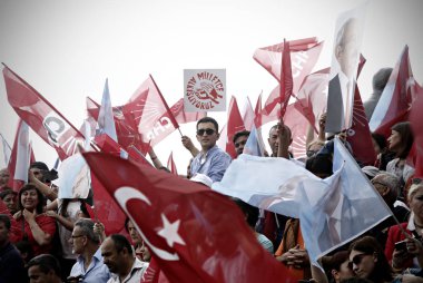 Türkiye 'nin ana muhalefetteki Cumhuriyetçi Halk Partisi (CHP) lideri Kemal Kılıçdaroğlu, 6 Haziran 2015 tarihinde Istanbul 'da yapılan bir seçim mitingi sırasında konuşuyor