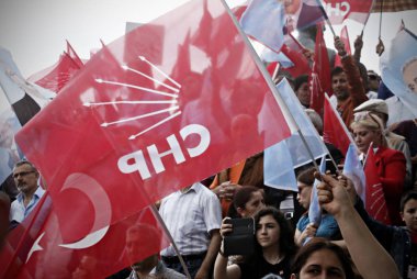 Türkiye 'nin ana muhalefetteki Cumhuriyetçi Halk Partisi (CHP) lideri Kemal Kılıçdaroğlu, 6 Haziran 2015 tarihinde Istanbul 'da yapılan bir seçim mitingi sırasında konuşuyor