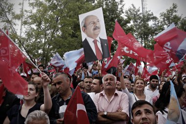 Türkiye 'nin ana muhalefetteki Cumhuriyetçi Halk Partisi (CHP) lideri Kemal Kılıçdaroğlu, 6 Haziran 2015 tarihinde Istanbul 'da yapılan bir seçim mitingi sırasında konuşuyor