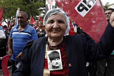 Türkiye 'nin ana muhalefetteki Cumhuriyetçi Halk Partisi (CHP) lideri Kemal Kılıçdaroğlu, 6 Haziran 2015 tarihinde Istanbul 'da yapılan bir seçim mitingi sırasında konuşuyor