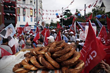 Türkiye 'nin ana muhalefetteki Cumhuriyetçi Halk Partisi (CHP) lideri Kemal Kılıçdaroğlu, 6 Haziran 2015 tarihinde Istanbul 'da yapılan bir seçim mitingi sırasında konuşuyor