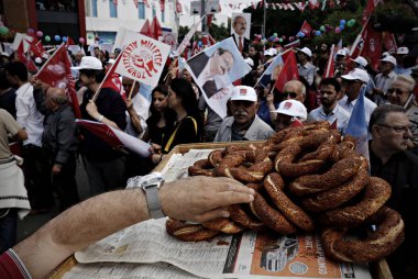 Türkiye 'nin ana muhalefetteki Cumhuriyetçi Halk Partisi (CHP) lideri Kemal Kılıçdaroğlu, 6 Haziran 2015 tarihinde Istanbul 'da yapılan bir seçim mitingi sırasında konuşuyor